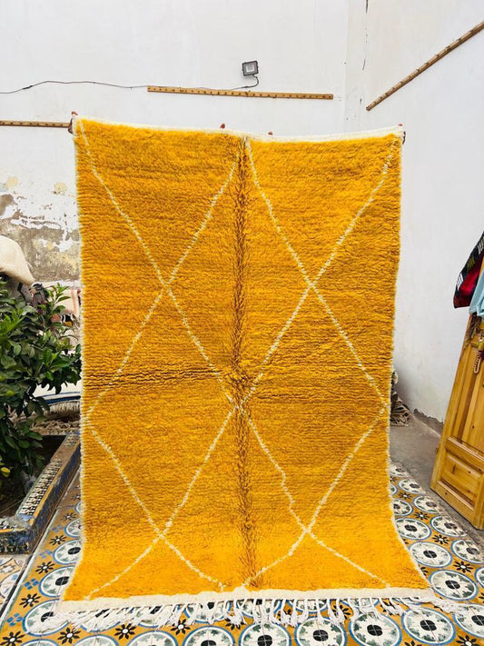 "Explorez l'élégance intemporelle des tapis berbères. Motifs uniques, couleurs vibrantes. Ajoutez une touche d'authenticité à votre intérieur. Commandez maintenant!"